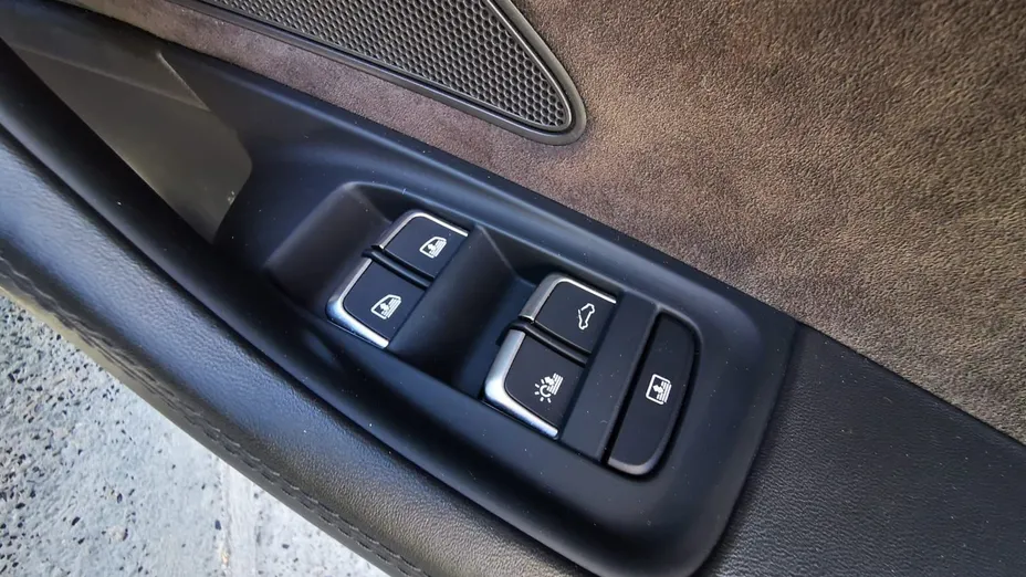 AUDI A8 -