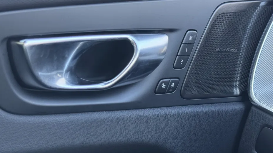 VOLVO XC60 XC60 T8 Plug-In Hybrid AWD Ultra Dark aut