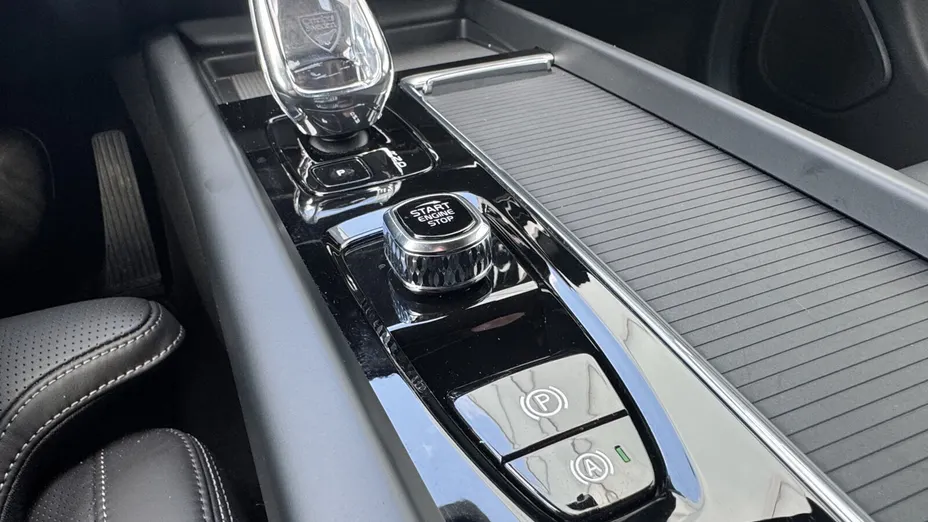 VOLVO XC60 XC60 T8 Plug-In Hybrid AWD Ultra Black Edition aut