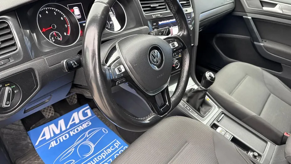 VOLKSWAGEN Golf -