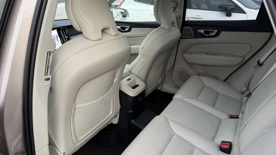 VOLVO XC60 XC60 T6 Plug-In Hybrid AWD Ultra Bright aut