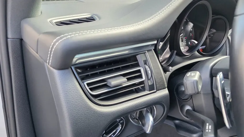 PORSCHE Macan -