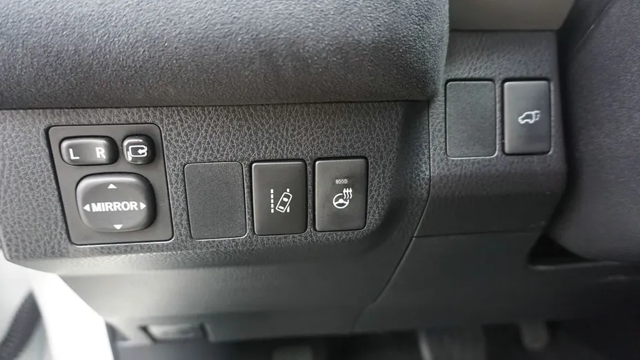 TOYOTA RAV4 -