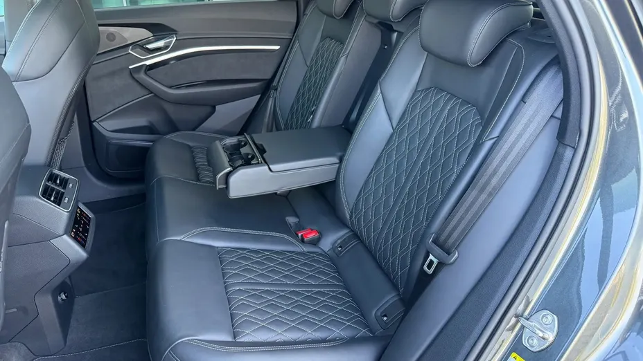 AUDI e-tron -