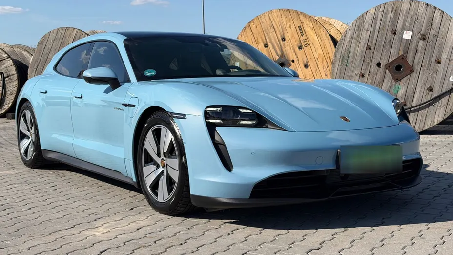 PORSCHE Taycan -