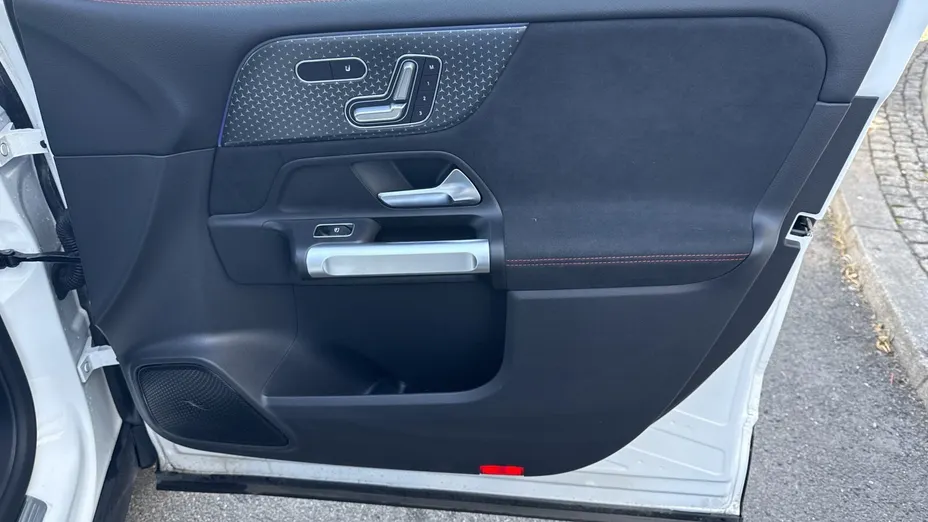 MERCEDES-BENZ GLB GLB 220 d 4-Matic AMG Line 8G-DCT