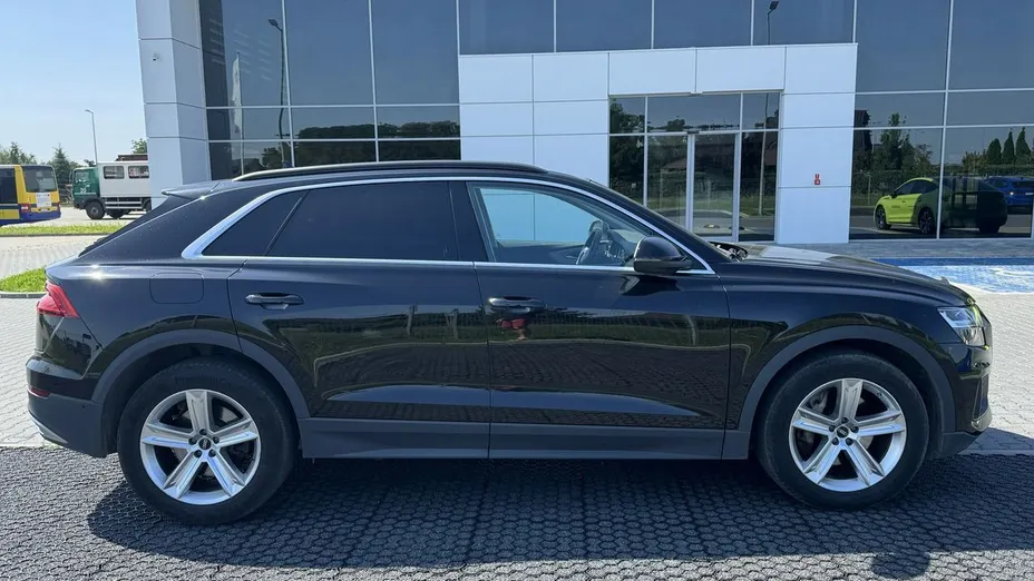 AUDI Q8 -