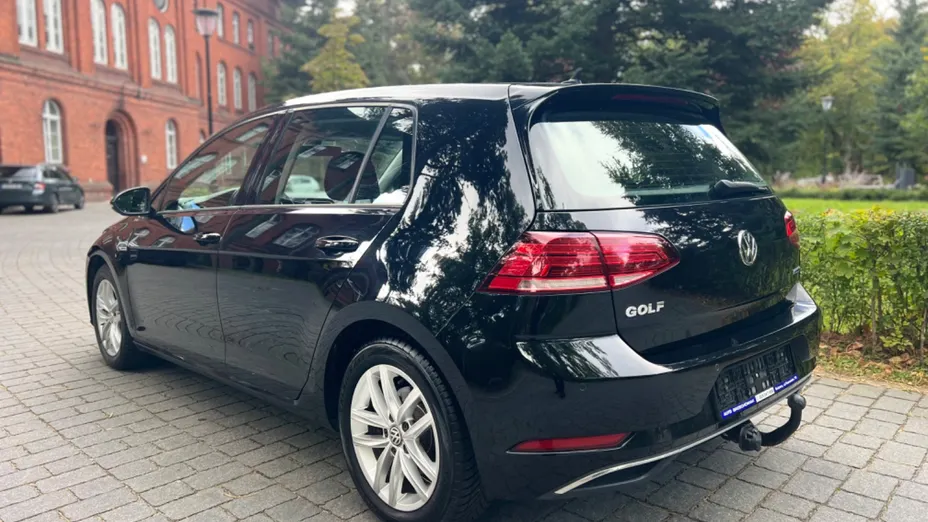 VOLKSWAGEN Golf -