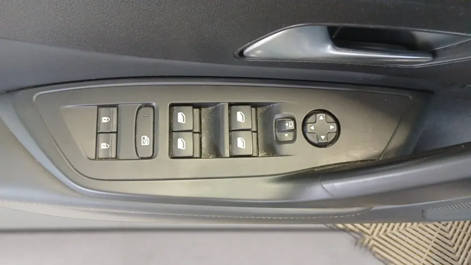 PEUGEOT 408 -