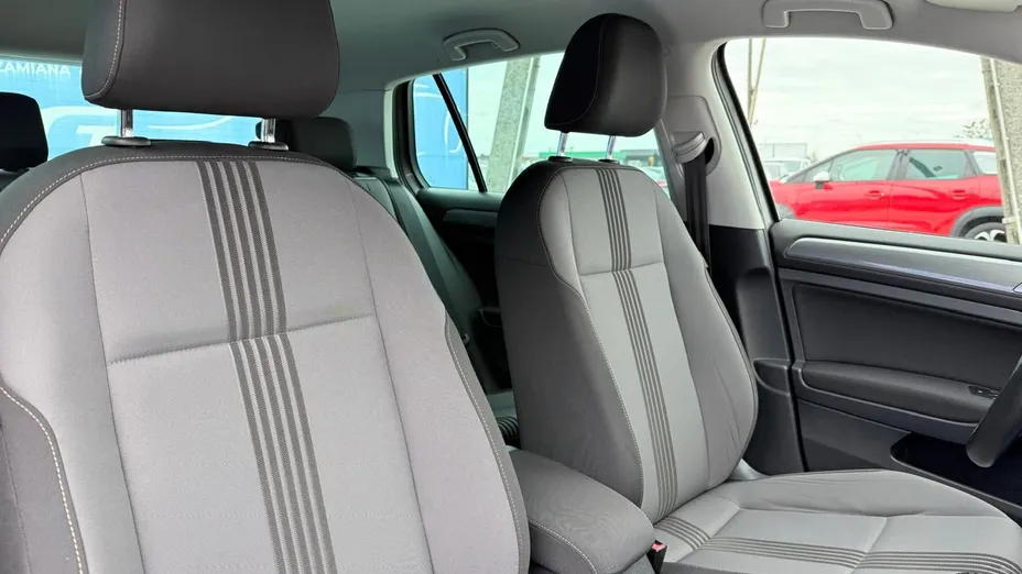 VOLKSWAGEN Golf -