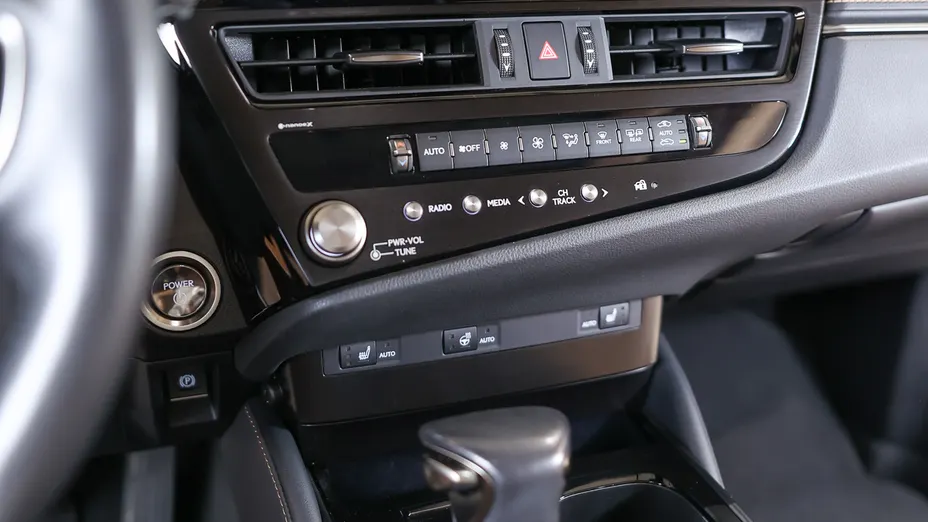 LEXUS ES ES 300h F Sport Design