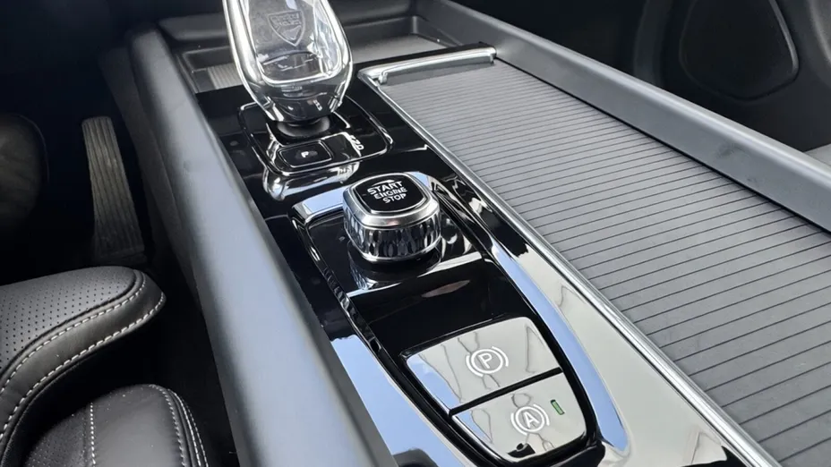 VOLVO XC60 XC60 T6 Plug-In Hybrid AWD Plus Black Edition aut