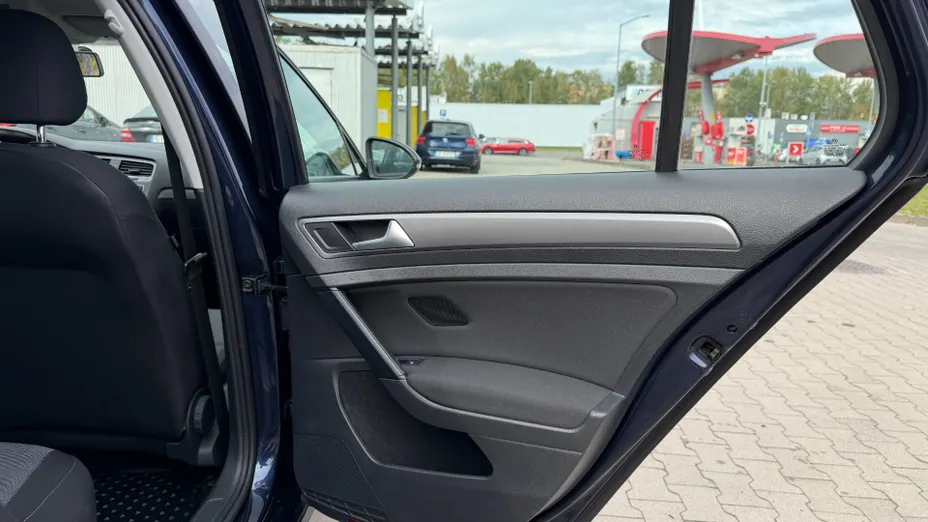 VOLKSWAGEN Golf -