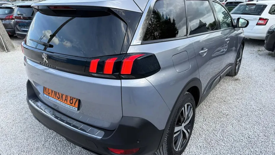 PEUGEOT 5008 -
