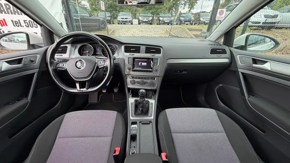 VOLKSWAGEN Golf -