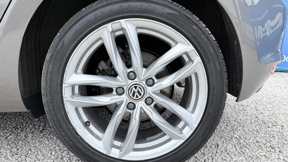 VOLKSWAGEN Golf -