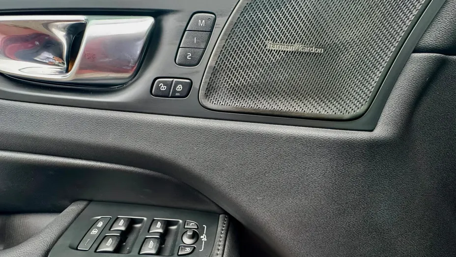 VOLVO XC60 XC60 T8 Plug-In Hybrid AWD Ultra Dark aut