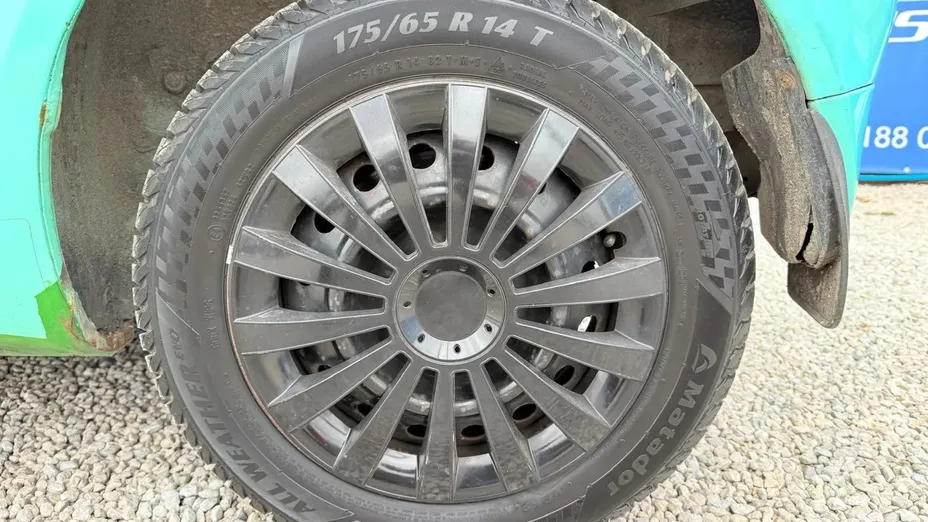 TOYOTA Yaris -