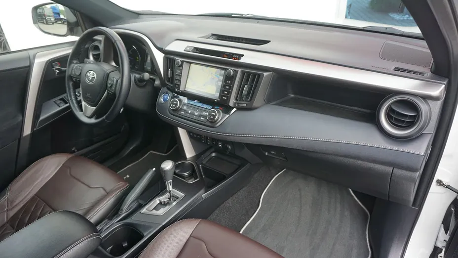 TOYOTA RAV4 -