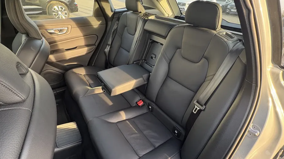 VOLVO XC60 XC60 T6 Plug-In Hybrid AWD Ultra Dark aut