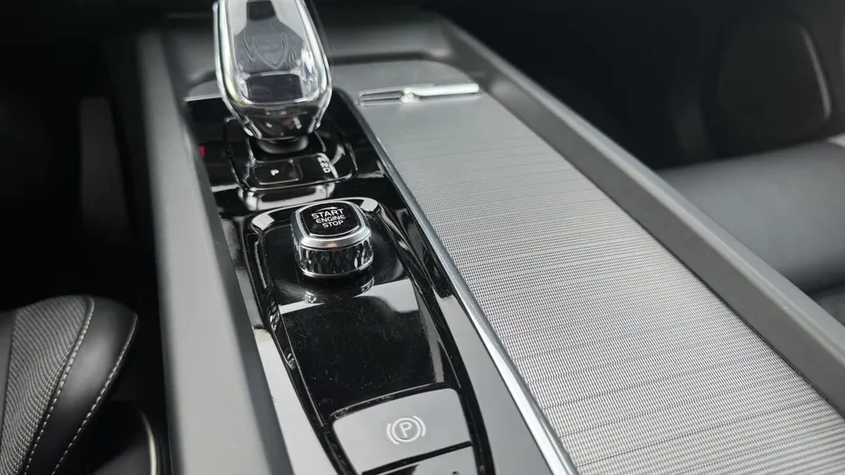 VOLVO XC60 XC60 T6 Plug-In Hybrid AWD Ultra Dark aut