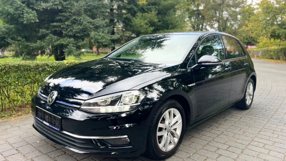 VOLKSWAGEN Golf -