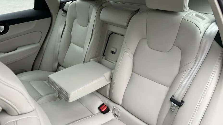 VOLVO XC60 XC60 B4 D Plus Dark aut