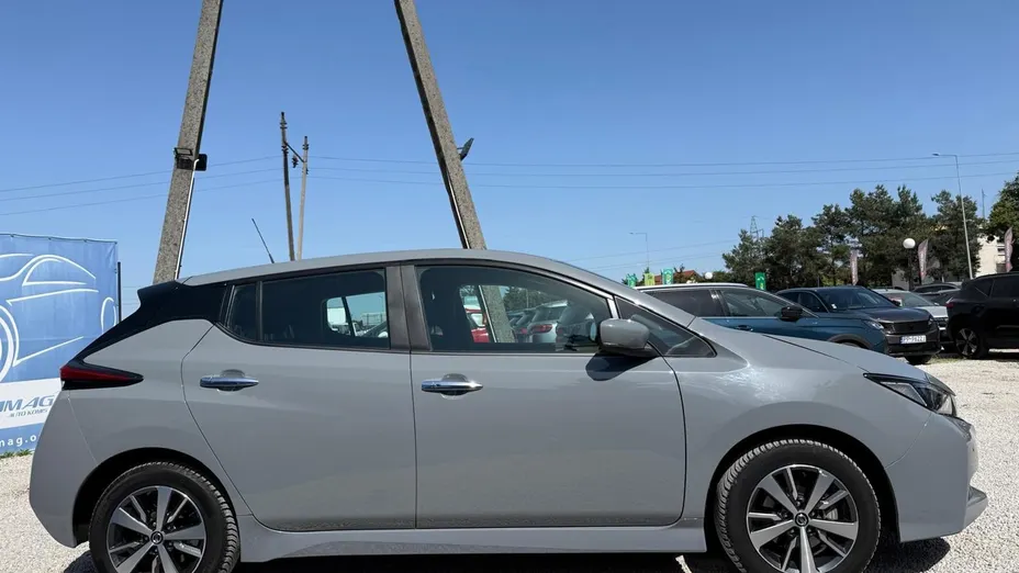NISSAN Leaf -