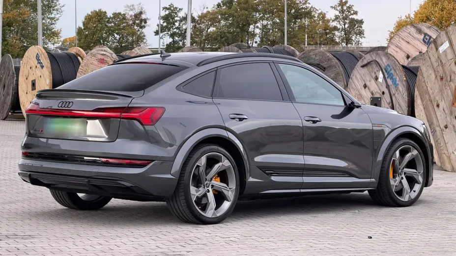 AUDI e-tron -