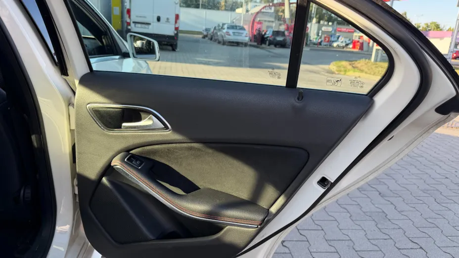 MERCEDES-BENZ A Klasa A 180 AMG Line