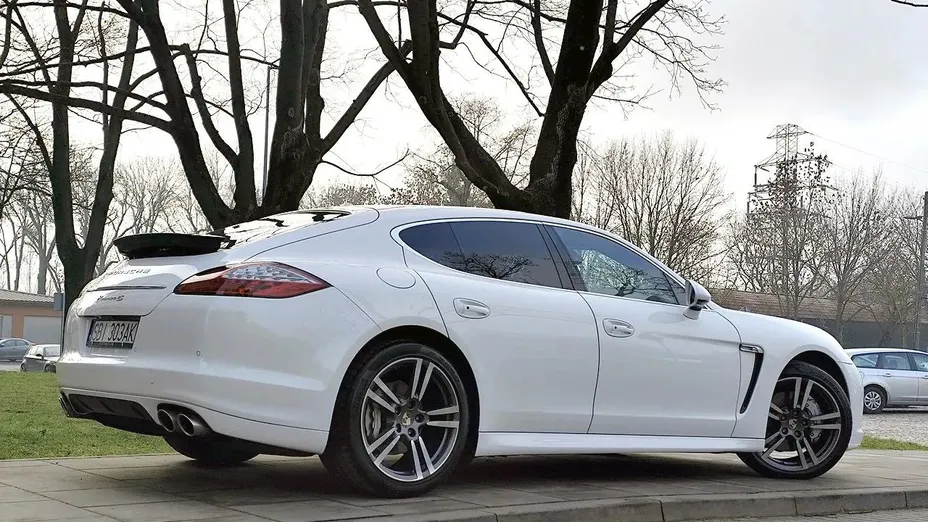 PORSCHE Panamera -