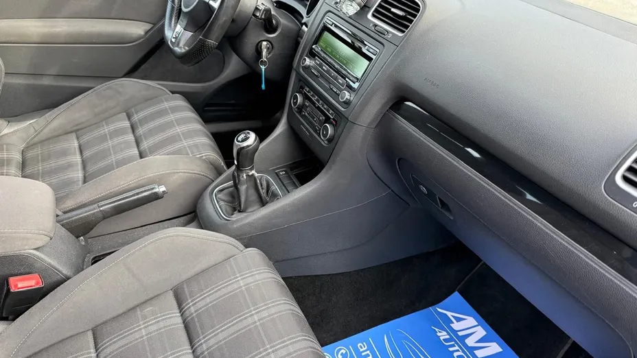 VOLKSWAGEN Golf -