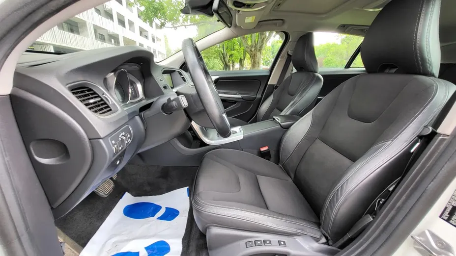 VOLVO V60 -