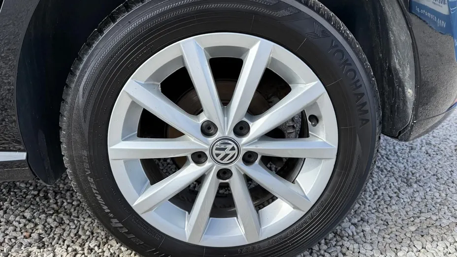 VOLKSWAGEN Polo -