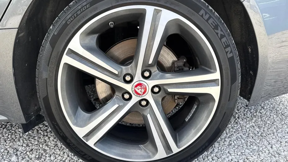 JAGUAR XF -