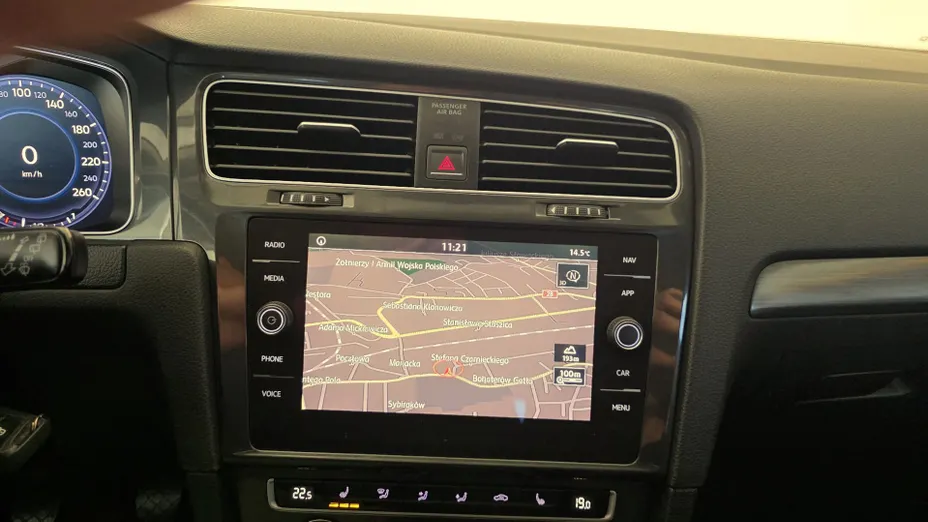 VOLKSWAGEN Golf -