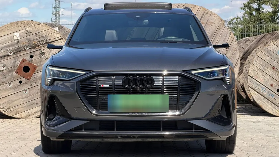 AUDI e-tron -