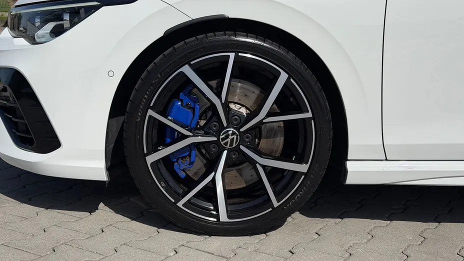 VOLKSWAGEN Golf -