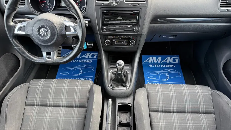 VOLKSWAGEN Golf -