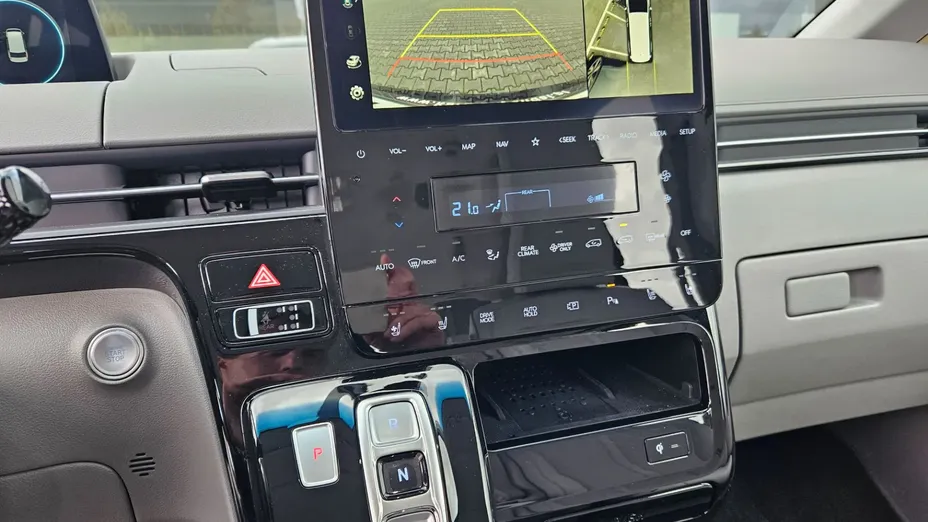 HYUNDAI Staria Staria 1.6 T-GDI HEV Luxury aut