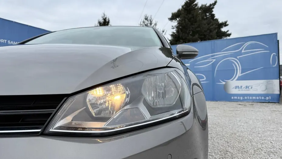 VOLKSWAGEN Golf -