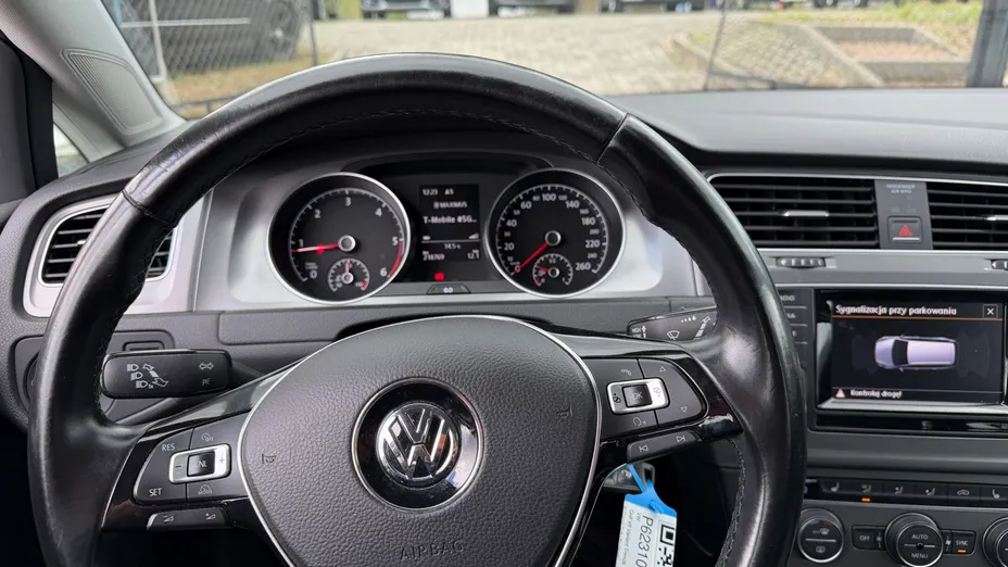 VOLKSWAGEN Golf -