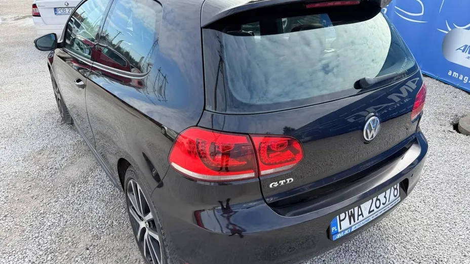 VOLKSWAGEN Golf -