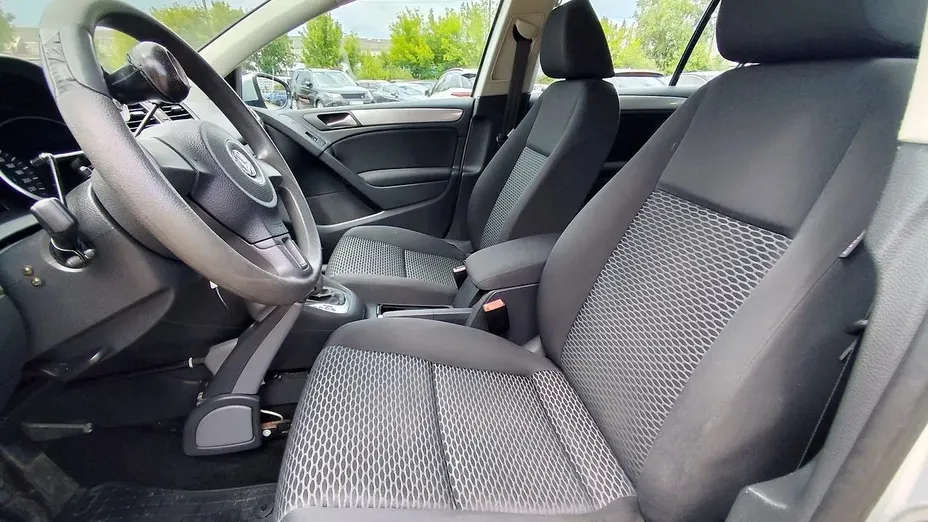 VOLKSWAGEN Golf -