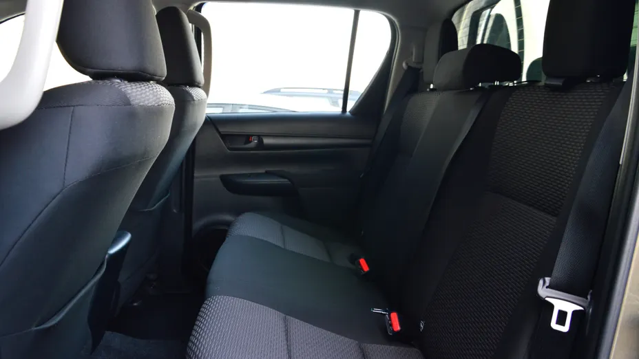 TOYOTA HiLux Hilux 2.4 D-4D Double Cab SR 4x4