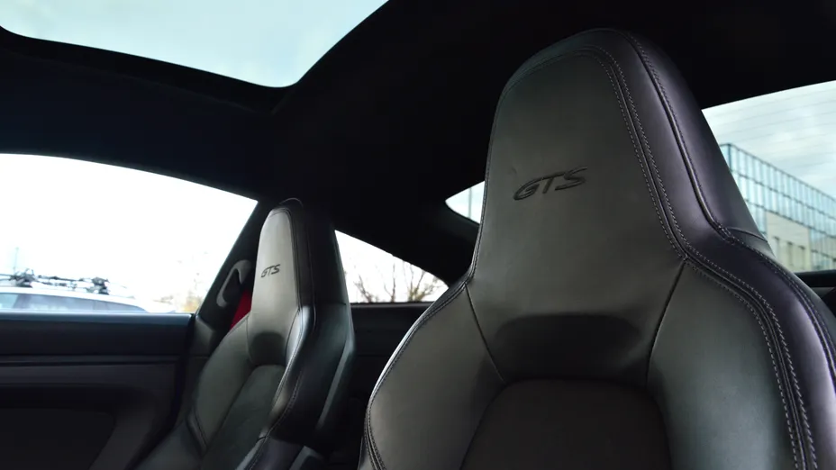 PORSCHE 911 911 Carrera 4 GTS