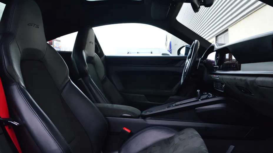 PORSCHE 911 911 Carrera 4 GTS