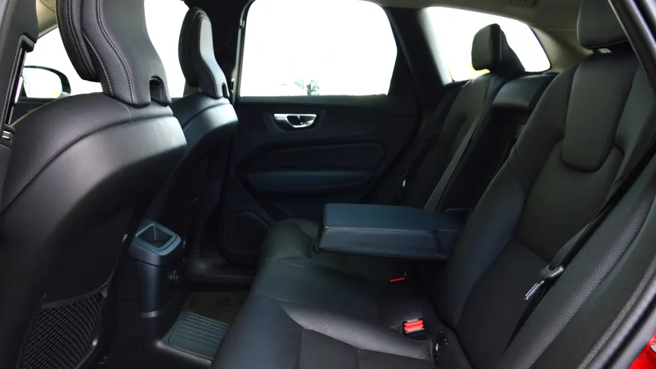 VOLVO XC60 XC60 T8 Plug-In Hybrid AWD Plus Dark aut