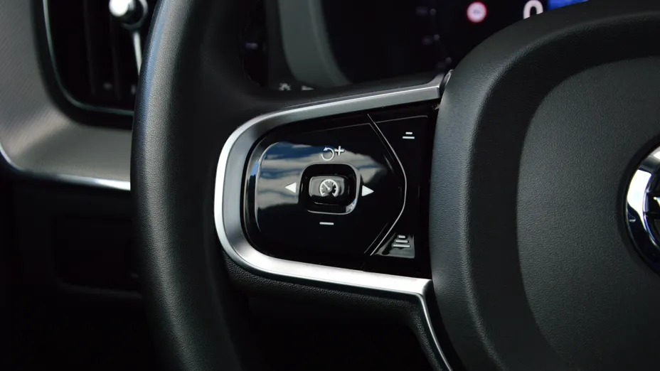 VOLVO XC60 XC60 T8 Plug-In Hybrid AWD Plus Dark aut