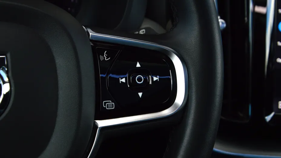 VOLVO XC60 XC60 T8 Plug-In Hybrid AWD Plus Dark aut